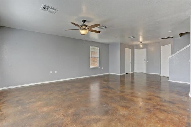 Building Photo - 5913 Silver Screen Dr