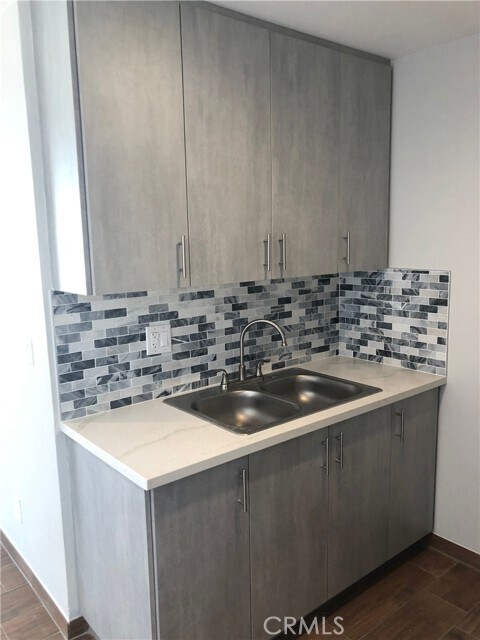 Building Photo - 1108 W 110th St