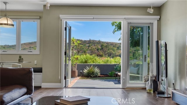 Building Photo - 10 Flintridge