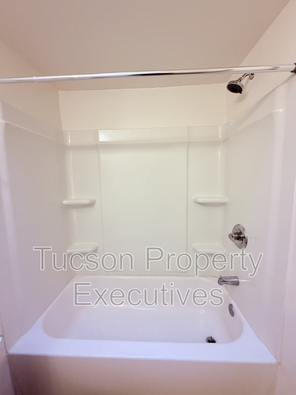 Building Photo - 1328-P1328 W Pennington St