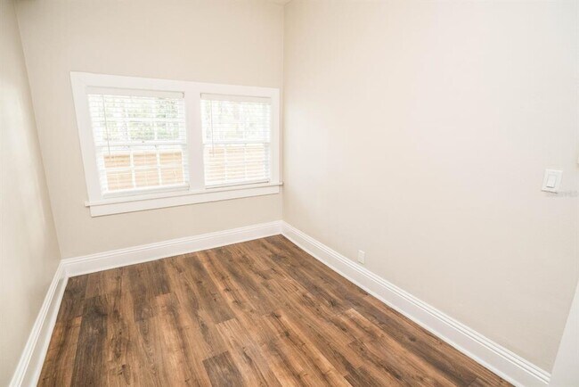 Building Photo - 1700 Park St N