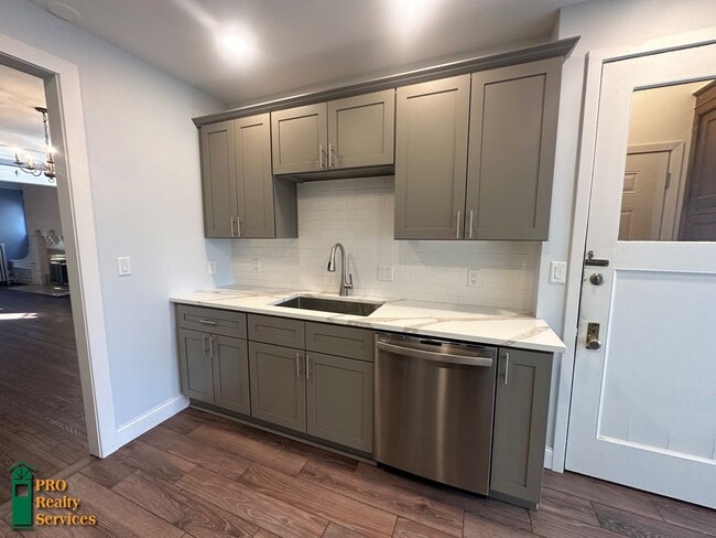 Building Photo - Gorgeous 3 Bedroom Main Level Duplex Unit