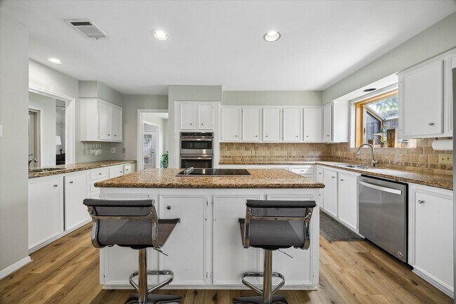 Building Photo - 12107 Burgoyne Dr