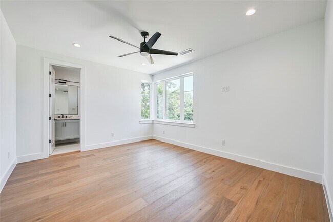 Building Photo - 6226 Lakeshore Dr