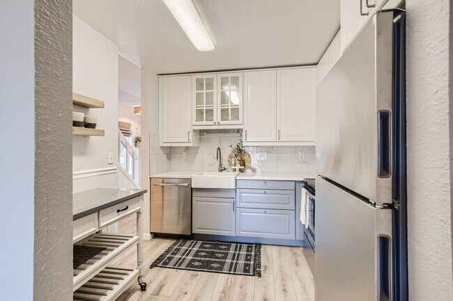 Building Photo - Corner Unit 2 BDR / 2.5 BA Townhome