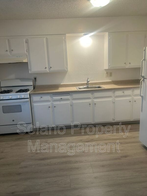 Primary Photo - 1104 School St