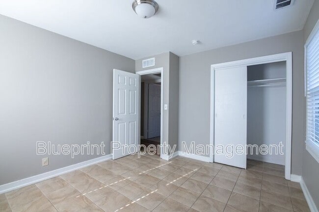 Building Photo - 513 10th Ave S