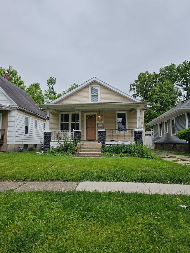 Primary Photo - Adorable 2 bed 2bathroom home $1250