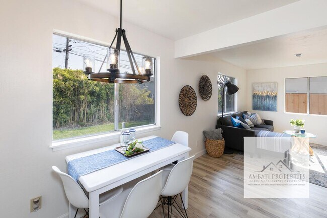 Building Photo - Monthly Rental Opportunity: Charming Singl...