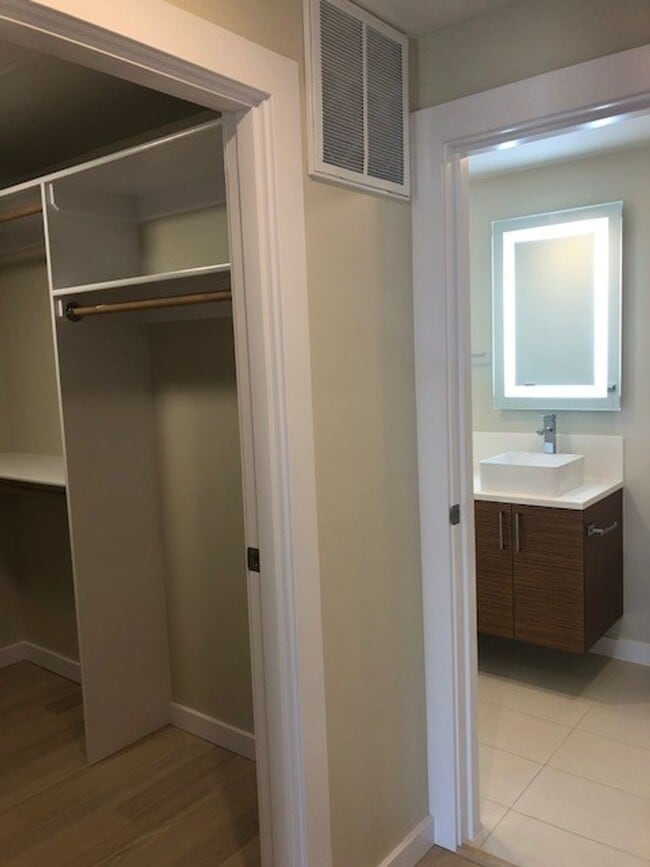 Building Photo - Beautiful Talbach House Condo!