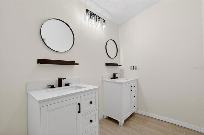 Building Photo - 15047 Woodbury Rd