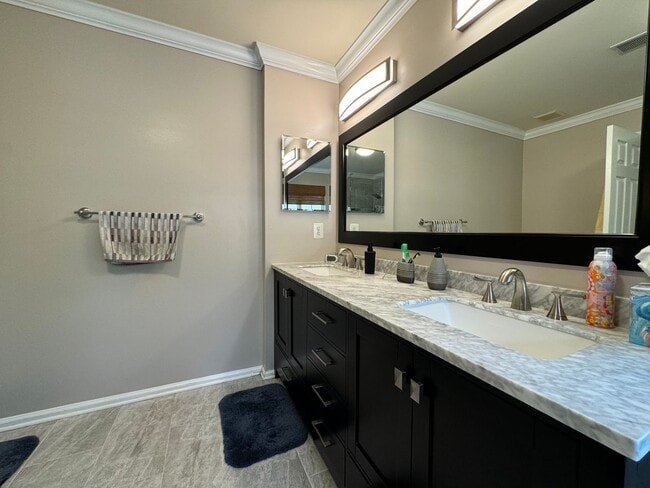 Building Photo - Stunning 3 Bed 3.5 Bath Brick Colonial End-Unit Townhome In Vibrant Kingstowne Community