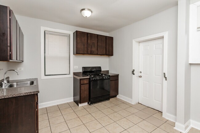 Building Photo - 6913 S Paxton Ave