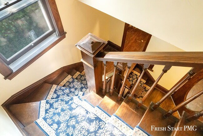 Building Photo - Spacious 3-Bedroom Haven with Sunroom & Wa...