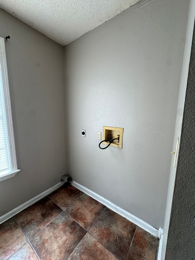 Building Photo - 3 Bed / 2 Bath off of South Caraway Available Now