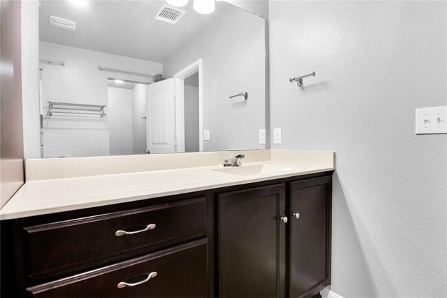 Building Photo - 704 Red Tails Dr