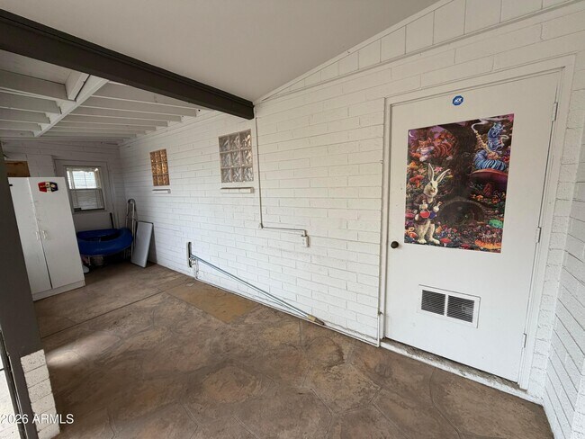 Building Photo - 717 E Granada Dr