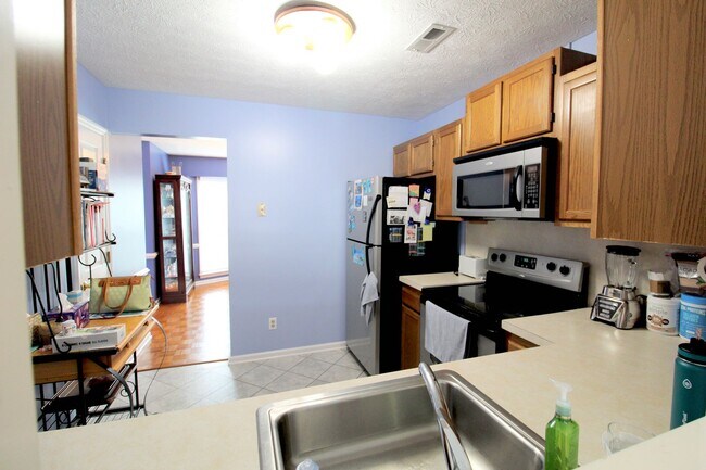 Building Photo - Charming 3-Bedroom Townhome for Rent with ...