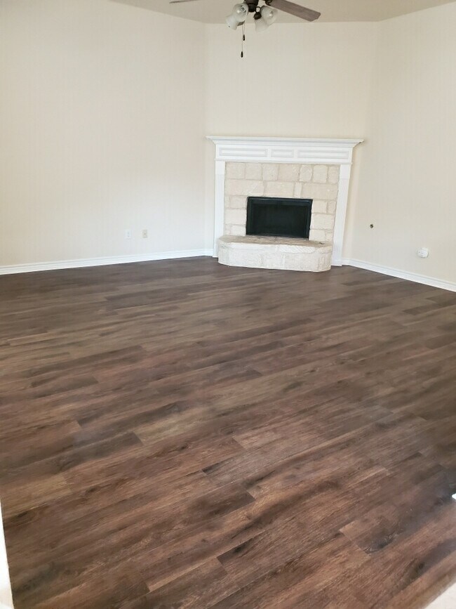 Den - 1304 Vistawood Dr