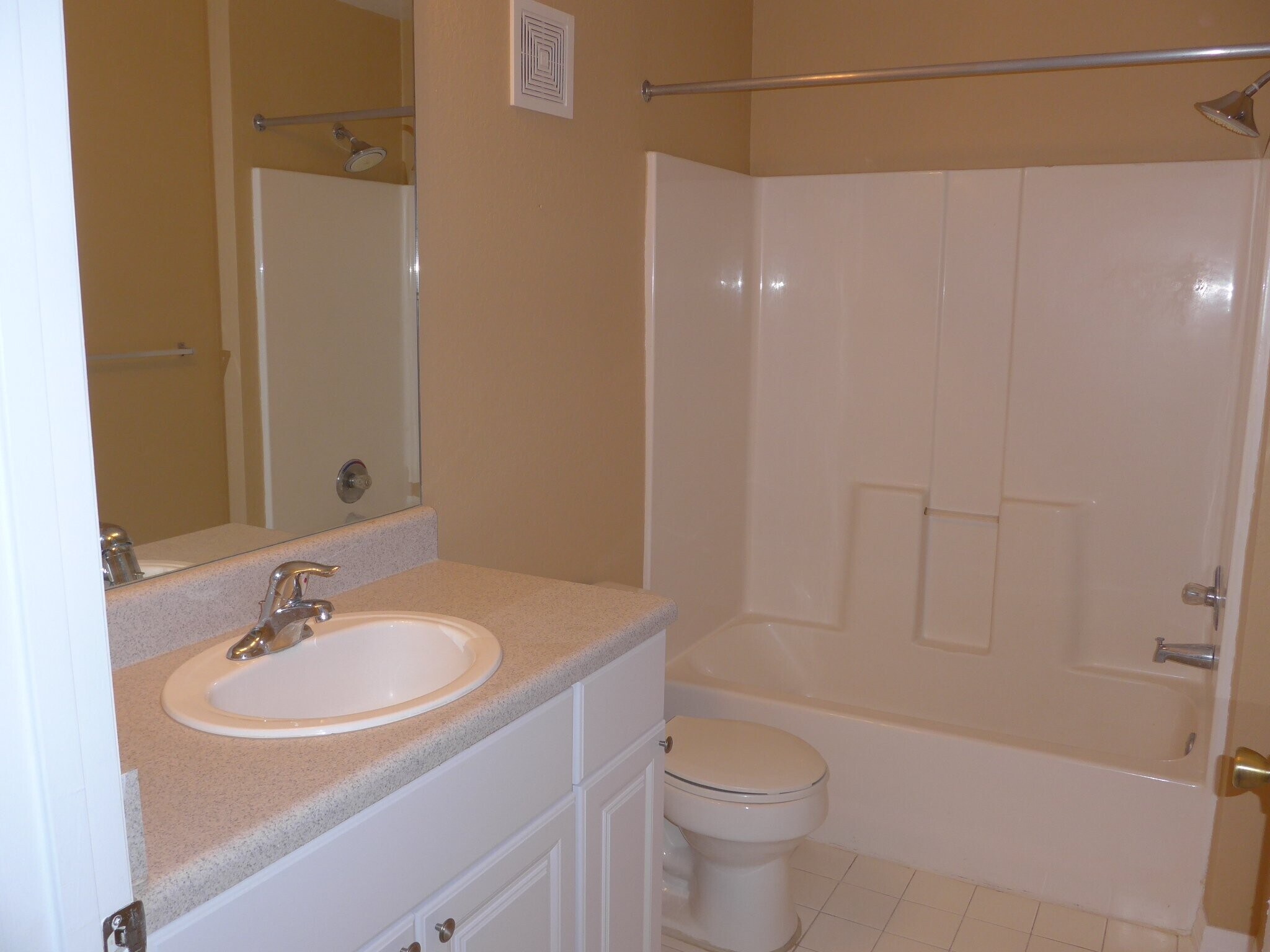 Building Photo - 5475 Vineland Rd