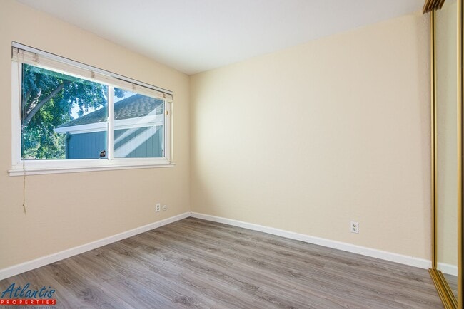 Building Photo - Gorgeous Townhouse | Private Outdoor Space | Central A/C