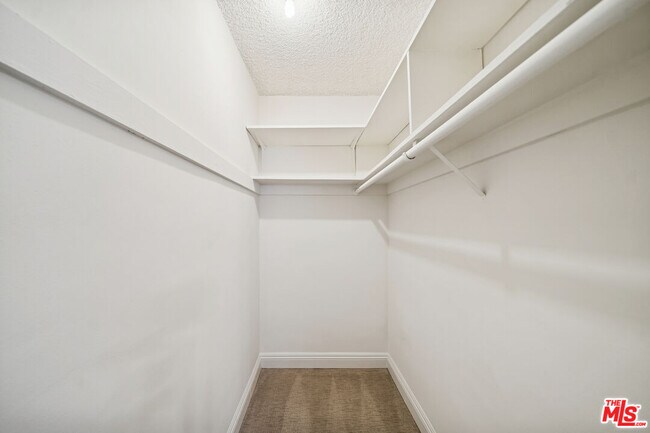 Building Photo - 7548 Hampton Ave