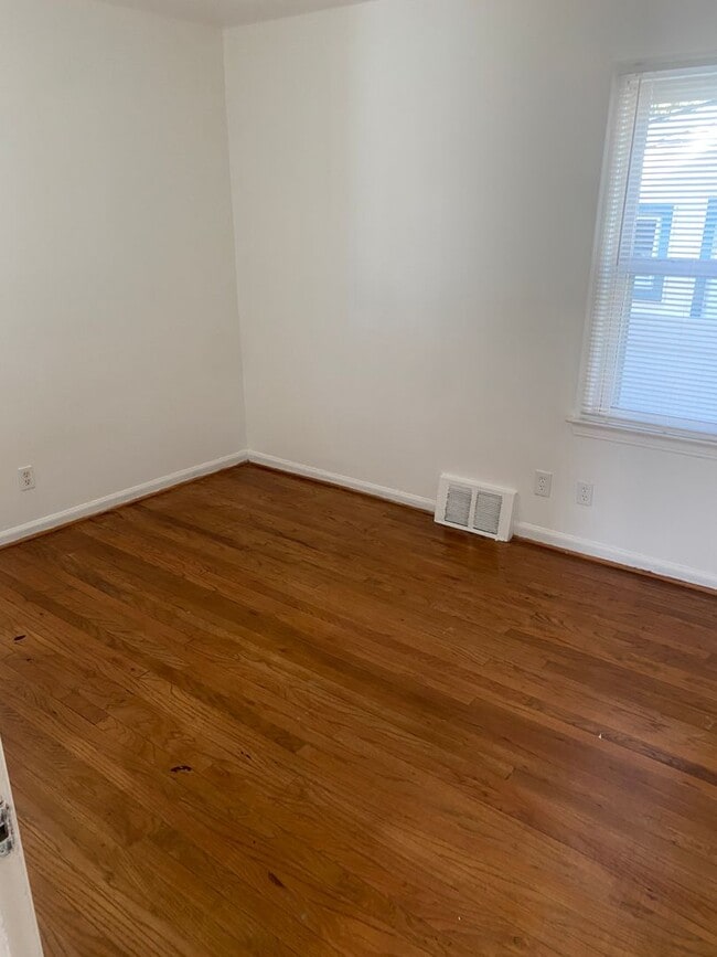 Building Photo - 3 bedroom 2 bath bungalow with basement and garage in Wayne