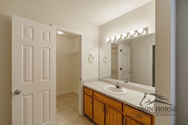 Building Photo - 335 Oak Meadows Dr