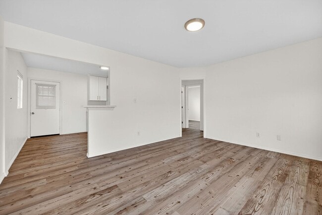 Building Photo - Remodeled spacious 2 bedroom, 1 bathroom unit now available!