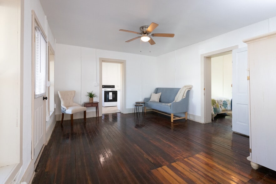 Building Photo - 105 E 2nd St