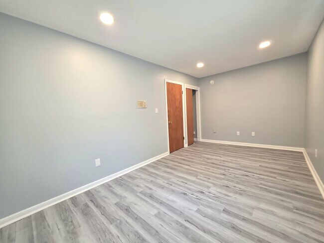 Building Photo - 8241 Robin Hood Dr