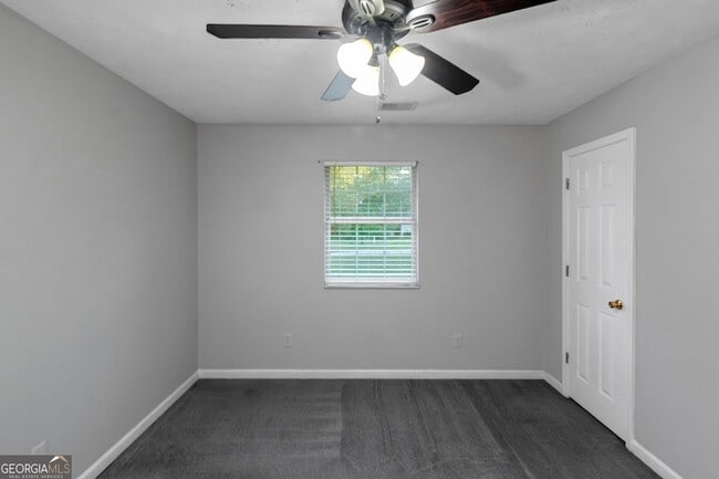 Building Photo - 585 Mountainview Dr