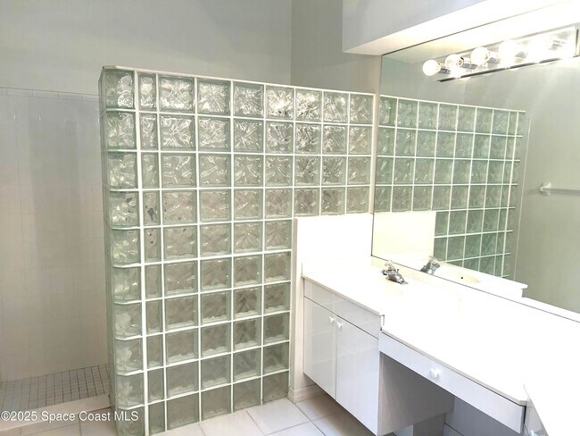 Building Photo - 729 Kenwood Cir