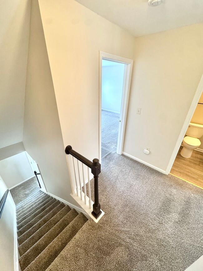 Building Photo - THREE BEDROOM TOWNHOUSE