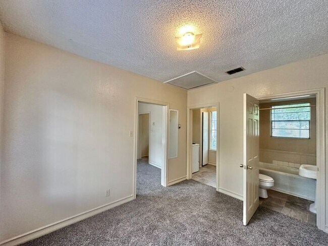 Building Photo - Available Now! Refreshed 1 Bedroom 1 Bath ...