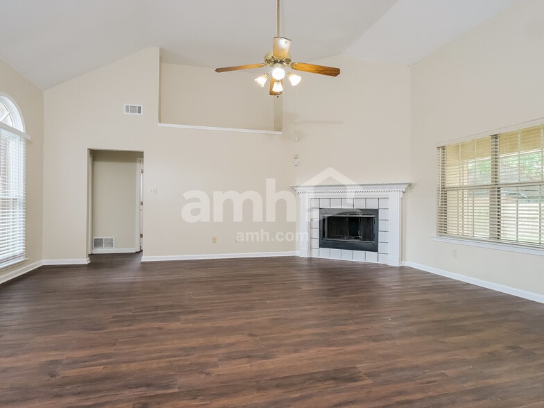 Building Photo - 6895 Clearpoint Dr