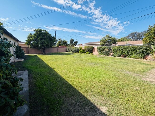 Building Photo - Single Story 4 Bedroom Ranch Style Home in Anaheim!
