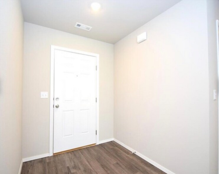 Building Photo - 2903 W McLaren Dr
