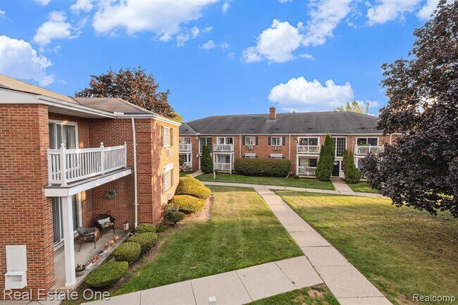 Building Photo - 2420 Parmenter Blvd