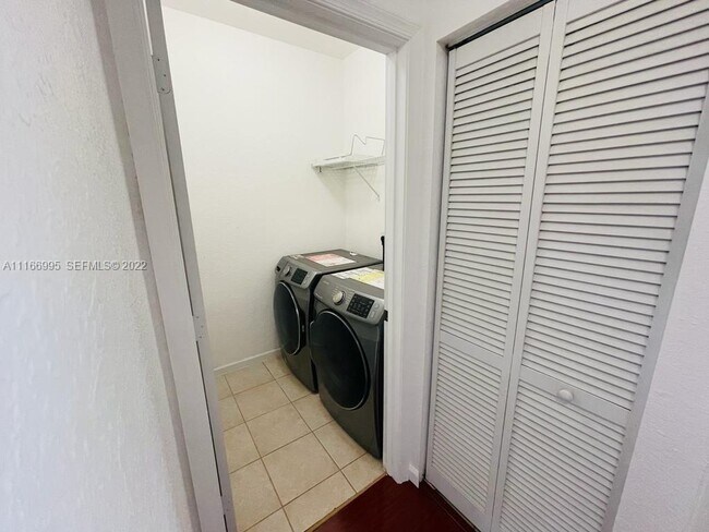 Building Photo - 903 N Santa Catalina Cir