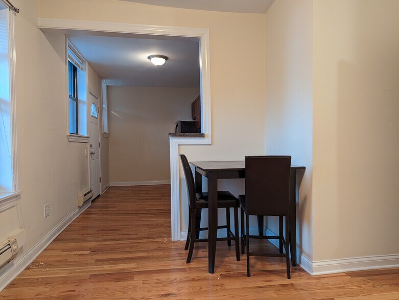 Building Photo - 4423 N Wolcott Ave