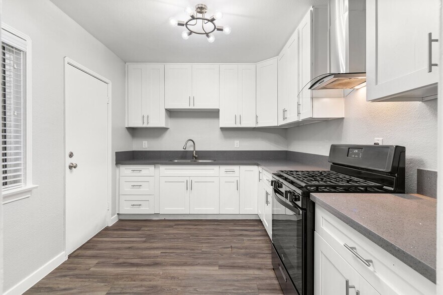 Building Photo - 1900 E 7th St