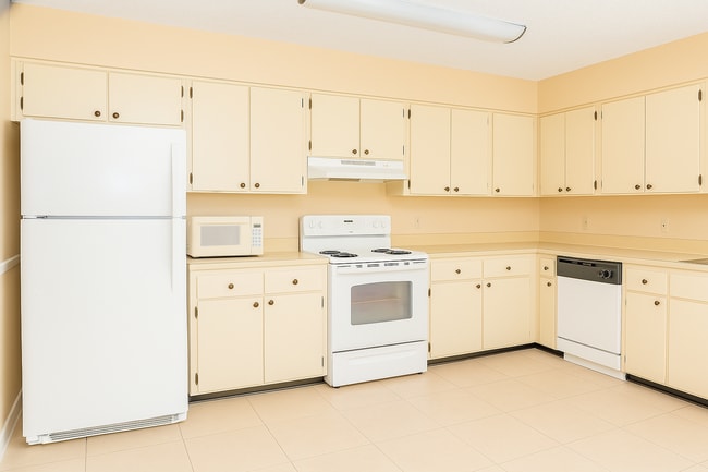 Primary Photo - 1915 E Central Blvd