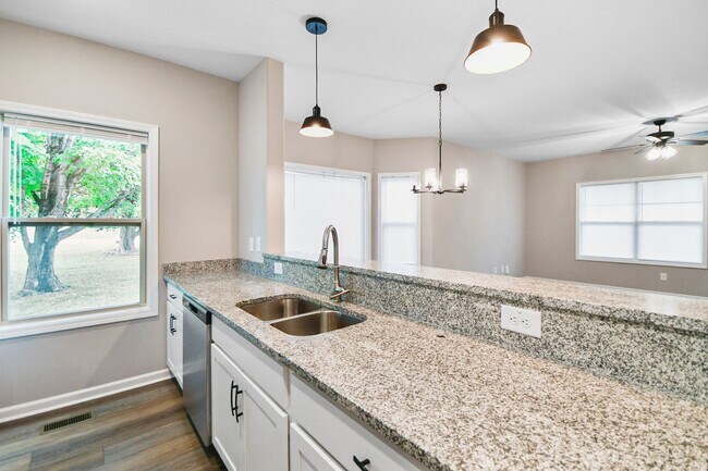Building Photo - Pet Friendly Three Bedroom!
