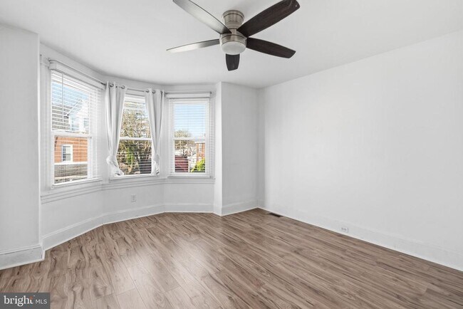 Building Photo - 211 E Poplar St