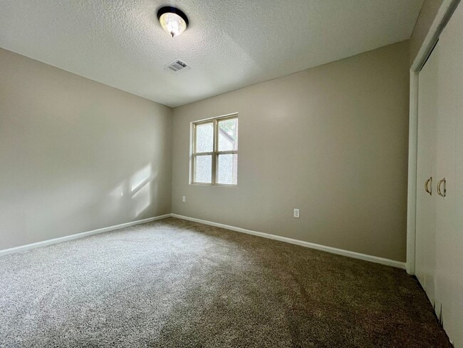 Building Photo - 905 Brett Dr