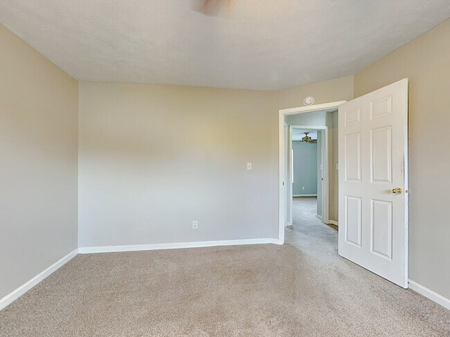 Building Photo - 10121 Pendula Dr