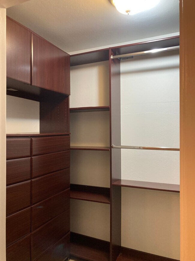 Building Photo - 1960 Harris Ave