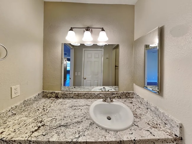 Building Photo - 705 W Nopal Pl