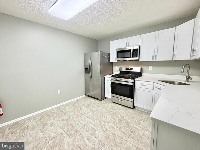 Building Photo - 44 Cheverny Ct